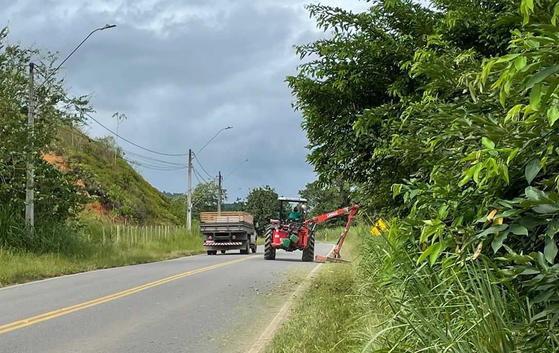 Camacã: Prefeitura intensifica Limpeza, manutenção de ruas e roçadeira na rodovia que liga o trevo